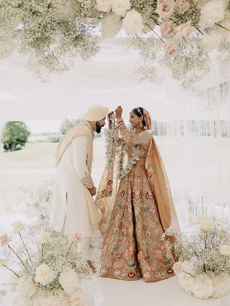 Should a traditional Indian wedding have a different type of anchor than a modern wedding?